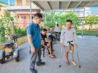 Hơn 80 người khuyết tật và nạn nhân da cam được thử mẫu chân tay giả và dụng cụ chỉnh hình ở Huế